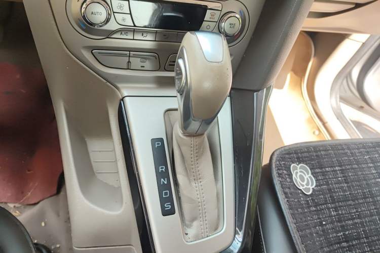 Used Ford Focus 2012 Sedan 1.6L Automatic Fashion Edition Gear Lever