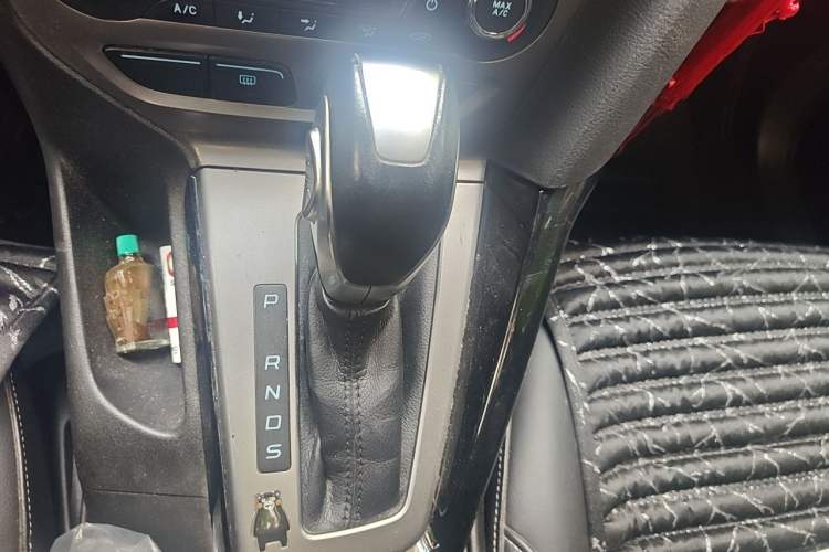 Used Ford Focus 2012 Sedan 1.6L Automatic Fashion Edition Gear Lever