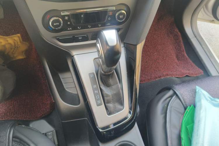 Used Ford Focus 2012 Sedan 1.6L Automatic Fashion Edition Gear Lever