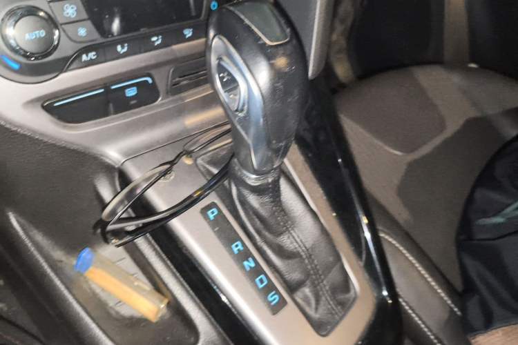 Used Ford Focus 2012 Sedan 1.6L Automatic Fashion Edition Gear Lever