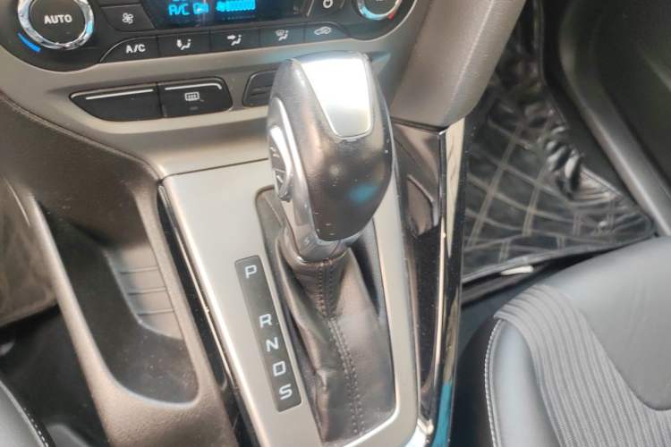 Used Ford Focus 2012 Sedan 1.6L Automatic Fashion Edition Gear Lever