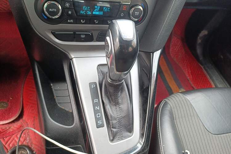 Used Ford Focus 2012 Sedan 1.6L Automatic Fashion Edition Gear Lever