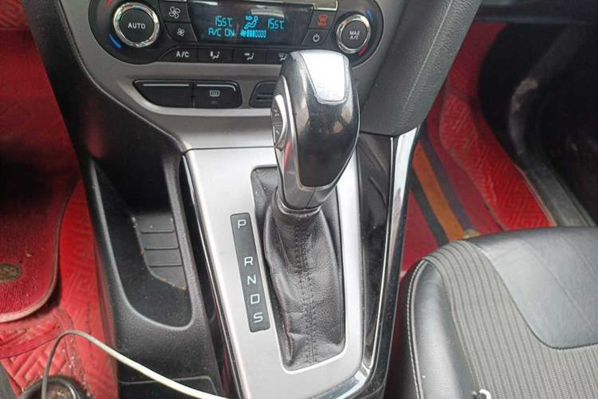 Used Ford Focus 2012 Sedan 1.6L Automatic Fashion Edition Gear Lever