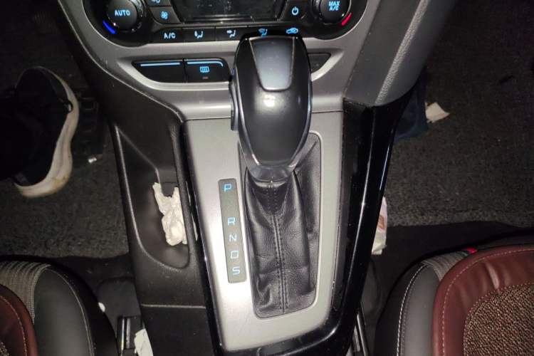 Used Ford Focus 2012 Sedan 1.6L Automatic Fashion Edition Gear Lever