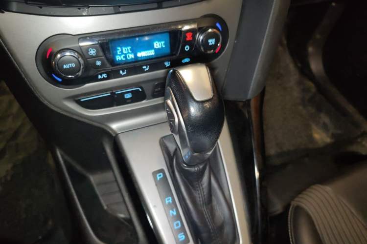 Used Ford Focus 2012 Sedan 1.6L Automatic Fashion Edition Gear Lever