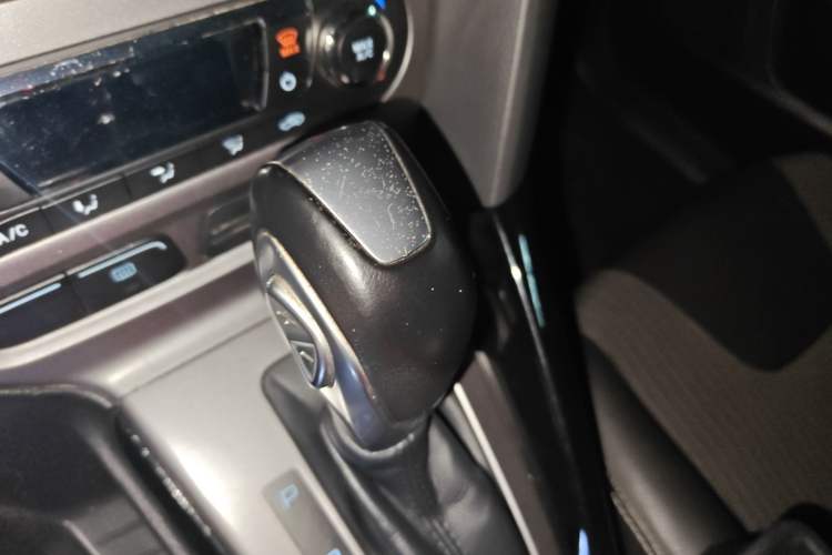 Used Ford Focus 2012 Sedan 1.6L Automatic Fashion Edition Gear Lever