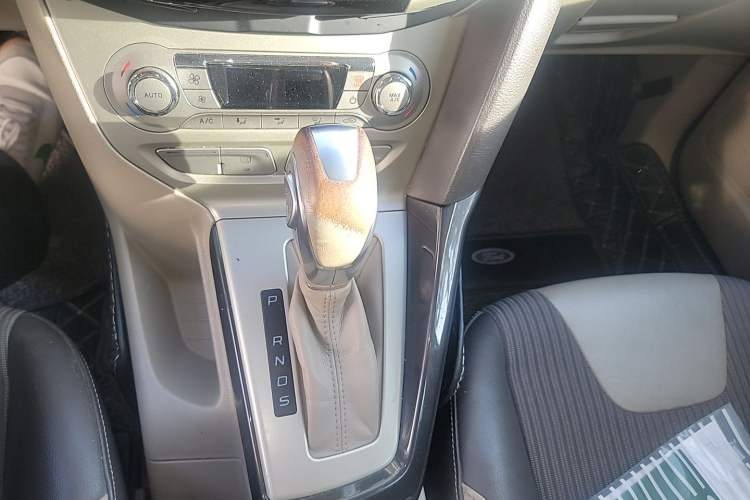 Used Ford Focus 2012 Sedan 1.6L Automatic Fashion Edition Gear Lever