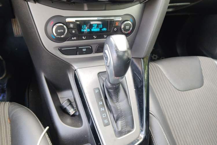 Used Ford Focus 2012 Sedan 1.6L Automatic Fashion Edition Gear Lever