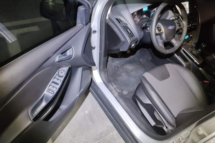 Used Ford Focus 2012 Sedan 1.6L Manual Fashion Edition Interior 3