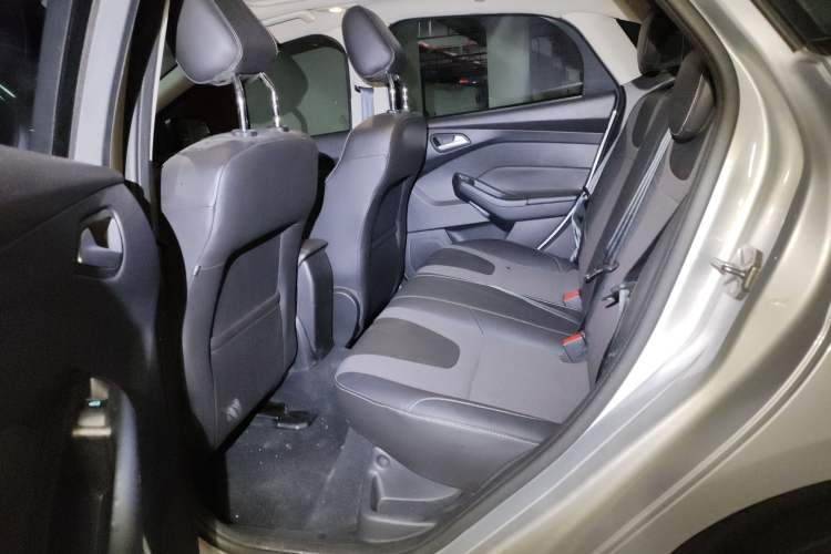 Used Ford Focus 2012 Sedan 1.6L Manual Fashion Edition Interior 4