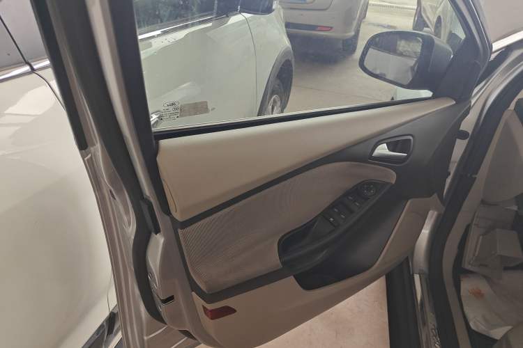Used Ford Focus 2012 Sedan 1.6L Manual Comfort Model Interior 7
