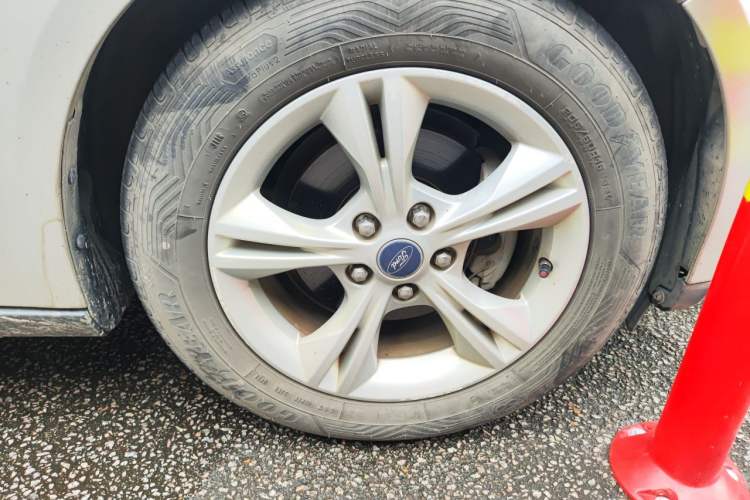 Used Ford Focus 2012 Sedan 1.6L Automatic Fashion Edition Right Front Wheel Hub