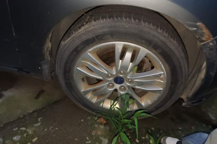Used Ford Focus 2012 Sedan 1.6L Manual Comfort Model Right Front Wheel Hub