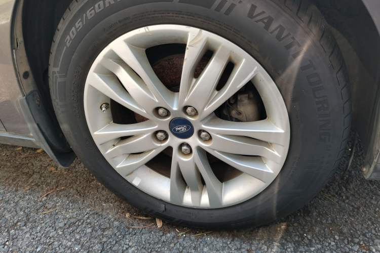 Used Ford Focus 2012 Sedan 1.6L Automatic Comfort Model Right Front Wheel Hub