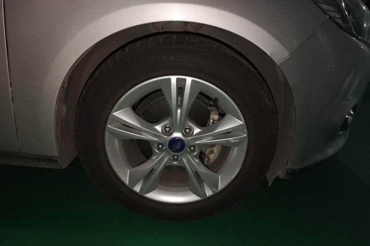 Used Ford Focus 2012 Sedan 1.6L Automatic Fashion Edition Right Front Wheel Hub