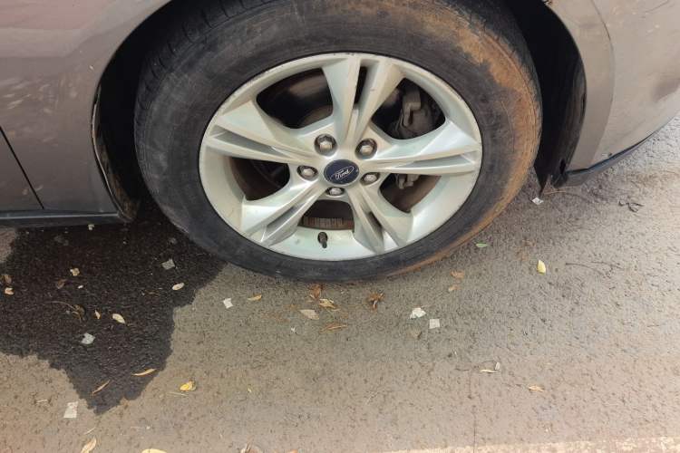 Used Ford Focus 2012 Sedan 1.6L Automatic Fashion Edition Right Front Wheel Hub