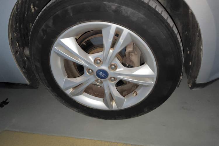 Used Ford Focus 2012 Sedan 1.6L Manual Fashion Edition Right Front Wheel Hub