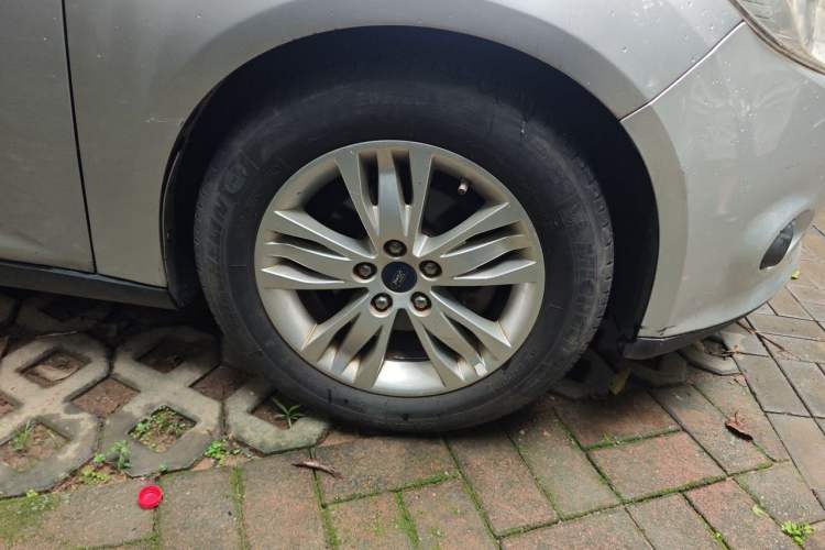 Used Ford Focus 2012 Sedan 1.6L Automatic Comfort Model Right Front Wheel Hub
