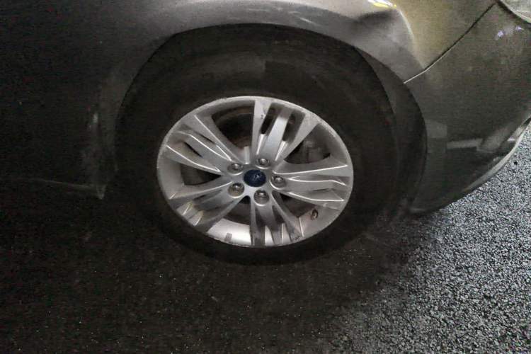 Used Ford Focus 2012 Sedan 1.6L Manual Comfort Model Right Front Wheel Hub