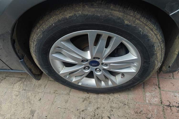 Used Ford Focus 2012 Sedan 1.6L Automatic Comfort Model Right Front Wheel Hub