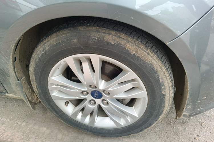 Used Ford Focus 2012 Sedan 1.6L Automatic Comfort Model Right Front Wheel Hub