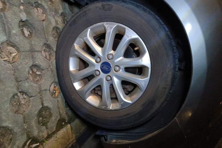 Used Ford Focus 2012 Sedan Classic 1.8L Automatic Fashion Edition Right Front Wheel Hub
