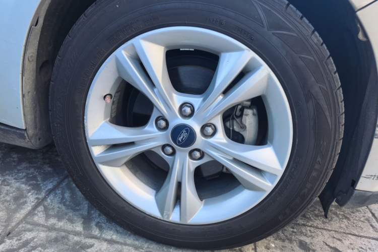Used Ford Focus 2012 Sedan 1.6L Manual Fashion Edition Right Front Wheel Hub