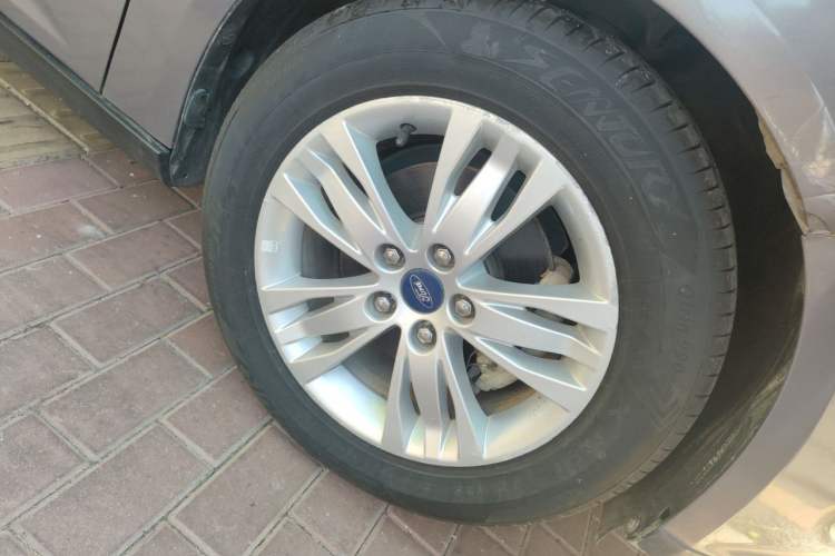 Used Ford Focus 2012 Sedan 1.6L Manual Comfort Model Right Front Wheel Hub