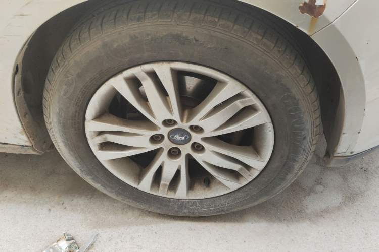 Used Ford Focus 2012 Sedan 1.6L Manual Comfort Model Right Front Wheel Hub