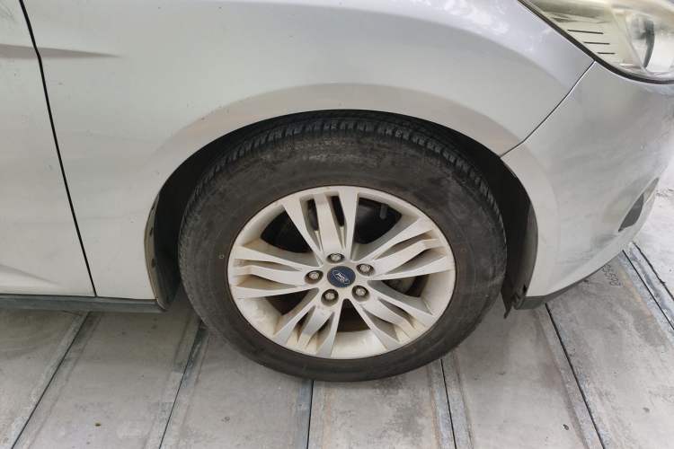 Used Ford Focus 2012 Sedan 1.6L Manual Comfort Model Right Front Wheel Hub