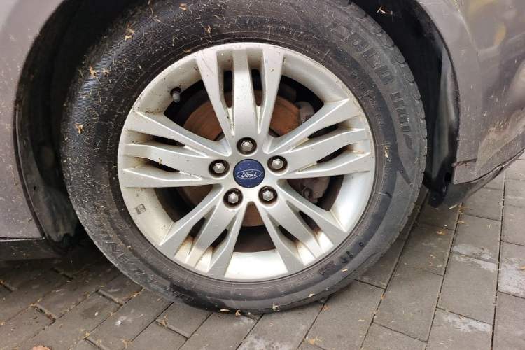 Used Ford Focus 2012 Sedan 1.6L Manual Comfort Model Right Front Wheel Hub