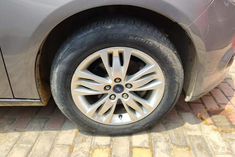 Used Ford Focus 2012 Sedan 1.6L Automatic Comfort Model Right Front Wheel Hub