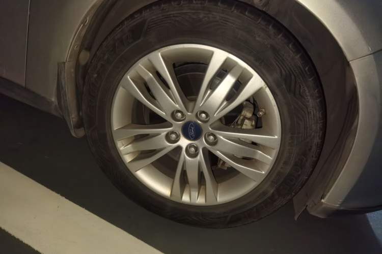 Used Ford Focus 2012 Sedan 1.6L Automatic Comfort Model Right Front Wheel Hub