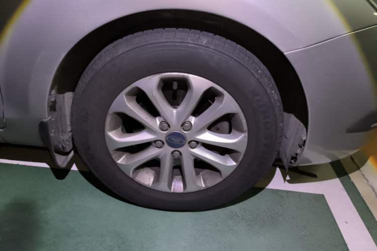 Used Ford Focus 2012 Sedan Classic 1.8L Automatic Fashion Edition Right Front Wheel Hub