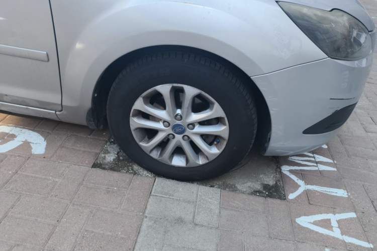 Used Ford Focus 2012 Sedan Classic 1.8L Automatic Fashion Edition Right Front Wheel Hub
