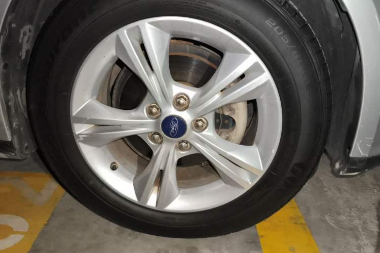 Used Ford Focus 2012 Sedan 1.6L Automatic Fashion Edition Right Front Wheel Hub