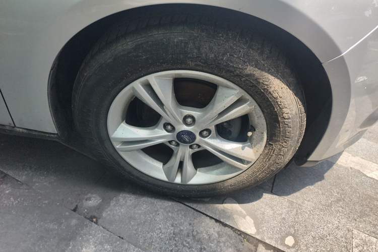 Used Ford Focus 2012 Hatchback 1.6L Automatic Fashion Edition Right Front Wheel Hub