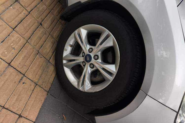 Used Ford Focus 2012 Sedan 1.6L Automatic Fashion Edition Right Front Wheel Hub
