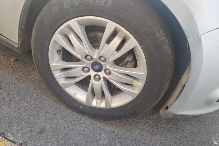 Used Ford Focus 2012 Sedan 1.6L Automatic Comfort Model Right Front Wheel Hub