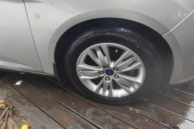 Used Ford Focus 2012 Sedan 1.6L Manual Fashion Edition Right Front Wheel Hub