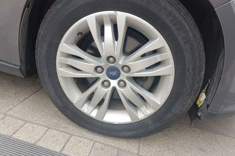 Used Ford Focus 2012 Sedan 1.6L Manual Comfort Model Right Front Wheel Hub