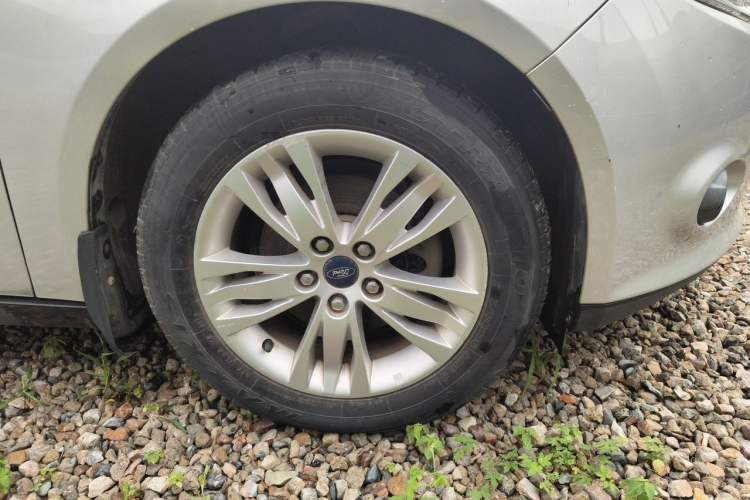 Used Ford Focus 2012 Sedan 1.6L Manual Comfort Model Right Front Wheel Hub