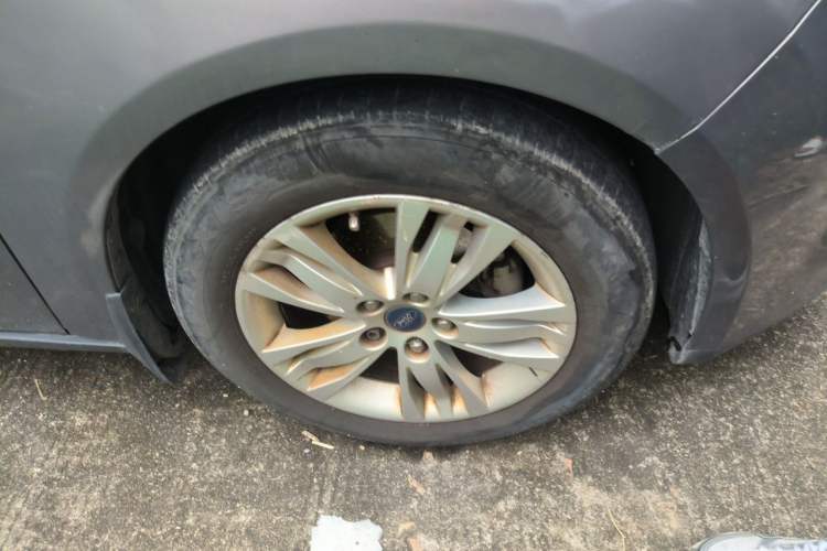 Used Ford Focus 2012 Sedan 1.6L Manual Comfort Model Right Front Wheel Hub