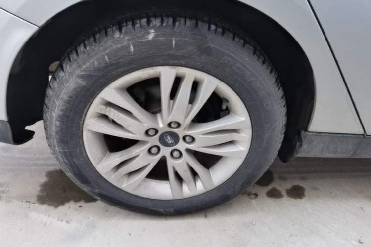 Used Ford Focus 2012 Sedan 1.6L Automatic Comfort Model Right Rear Wheel Hub