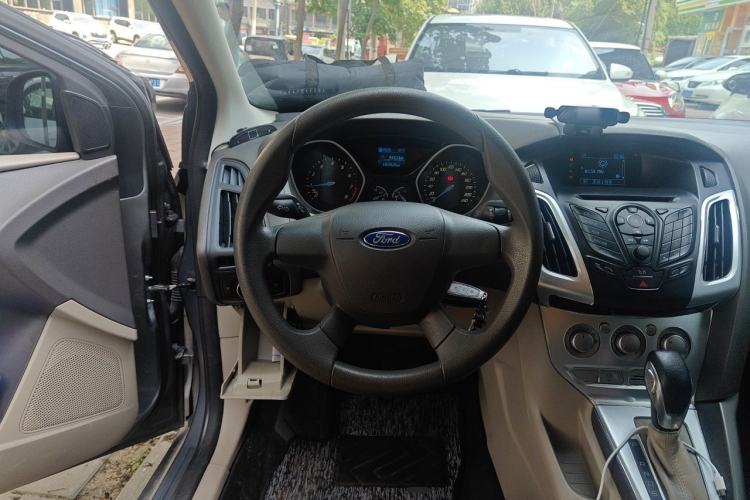 Used Ford Focus 2012 Sedan 1.6L Automatic Comfort Model Steering Wheel