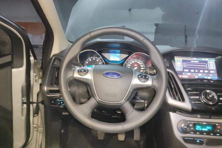 Used Ford Focus 2012 Sedan 1.6L Manual Fashion Edition Steering Wheel