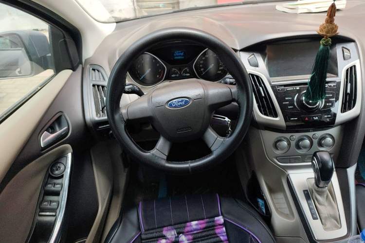 Used Ford Focus 2012 Sedan 1.6L Automatic Comfort Model Steering Wheel