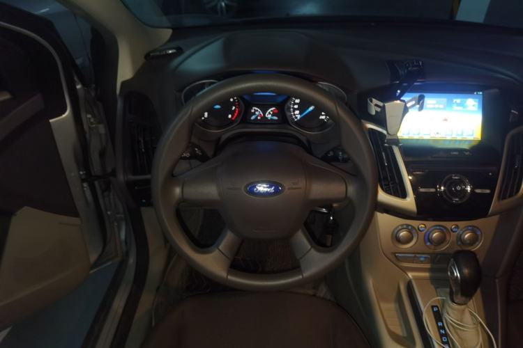 Used Ford Focus 2012 Sedan 1.6L Automatic Comfort Model Steering Wheel