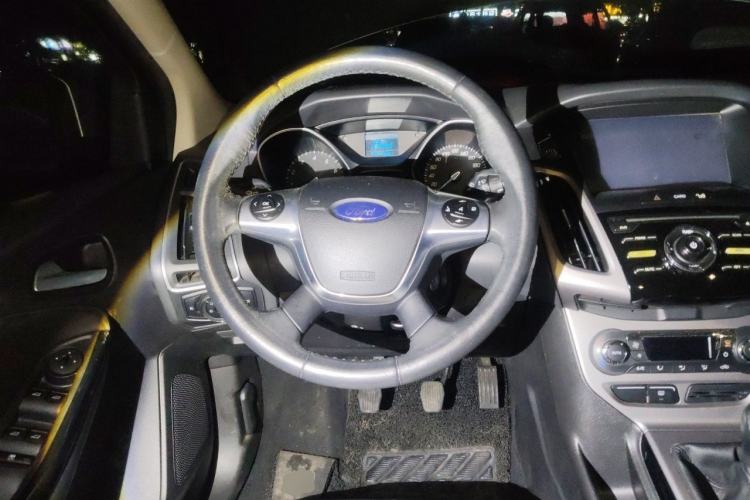 Used Ford Focus 2012 Sedan 1.6L Manual Fashion Edition Steering Wheel