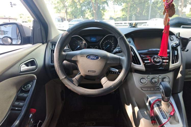 Used Ford Focus 2012 Sedan 1.6L Automatic Comfort Model Steering Wheel